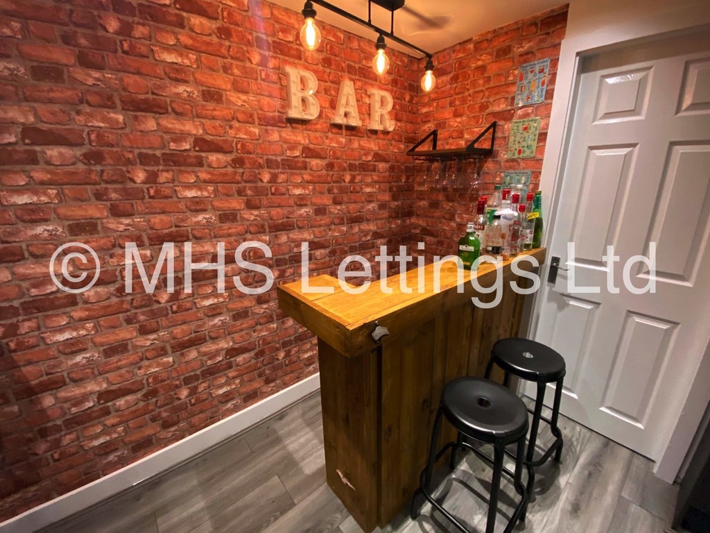 Photo of 8 Bedroom Mid Terraced House in 13 Brudenell Avenue, Leeds, LS6 1HD