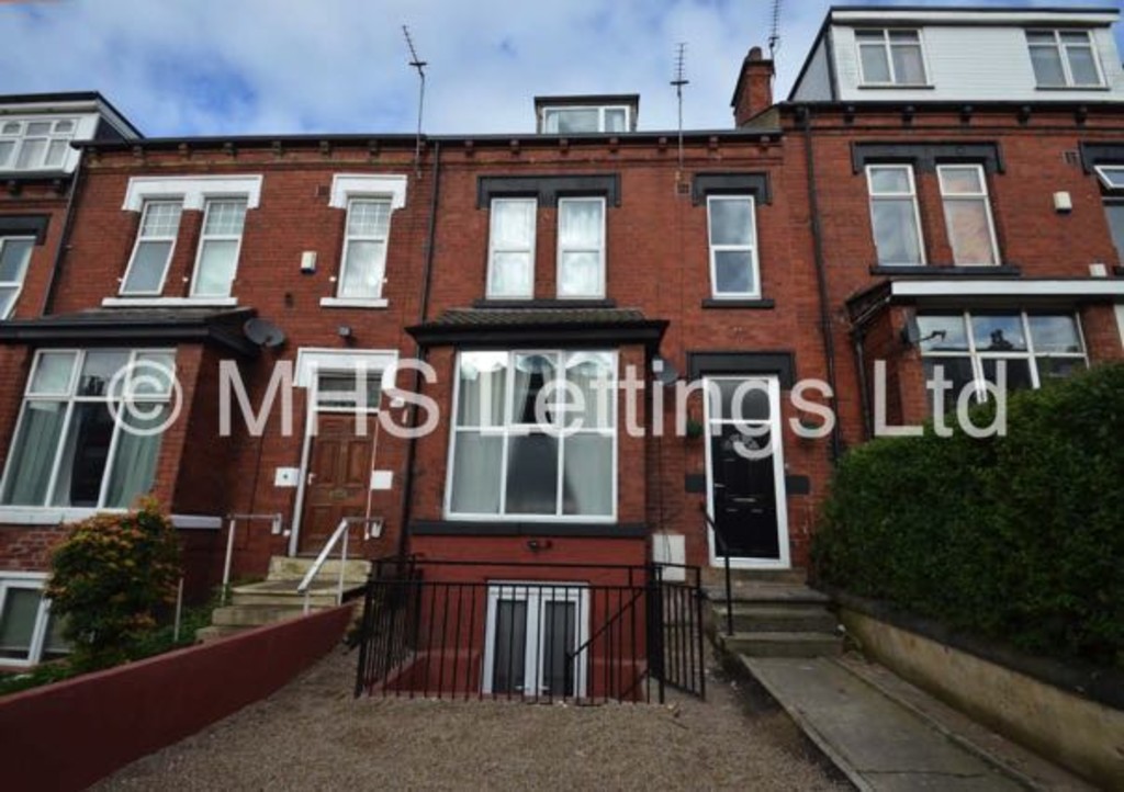 Photo of 8 Bedroom Mid Terraced House in 13 Brudenell Avenue, Leeds, LS6 1HD