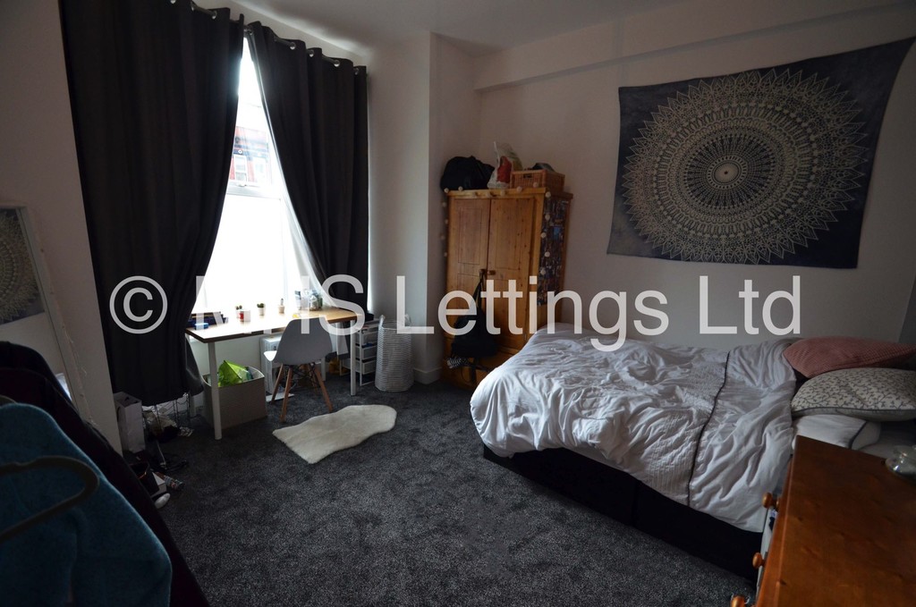 Photo of 8 Bedroom Mid Terraced House in 13 Brudenell Avenue, Leeds, LS6 1HD