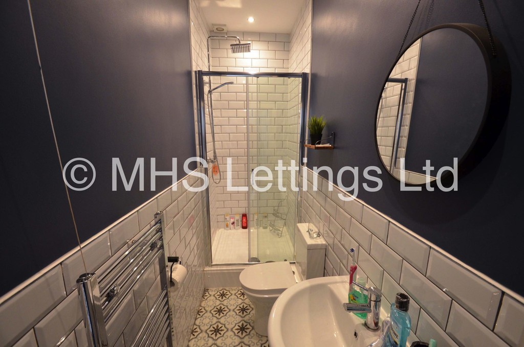 Photo of 8 Bedroom Mid Terraced House in 13 Brudenell Avenue, Leeds, LS6 1HD