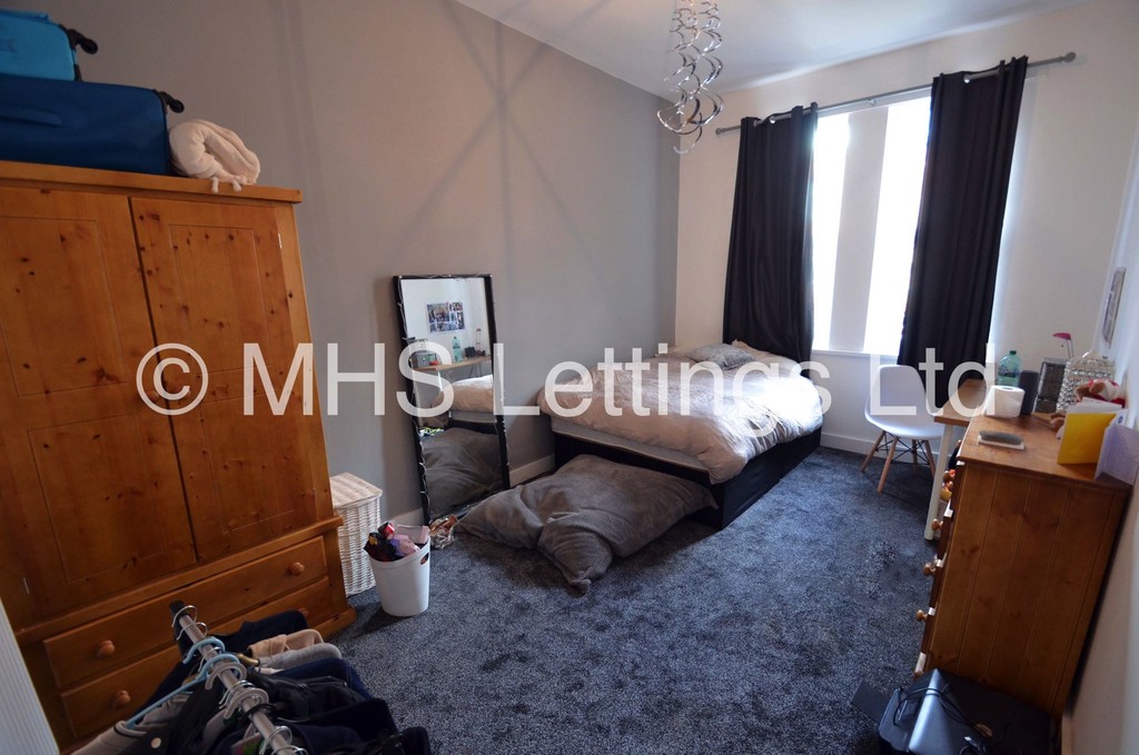Photo of 8 Bedroom Mid Terraced House in 13 Brudenell Avenue, Leeds, LS6 1HD