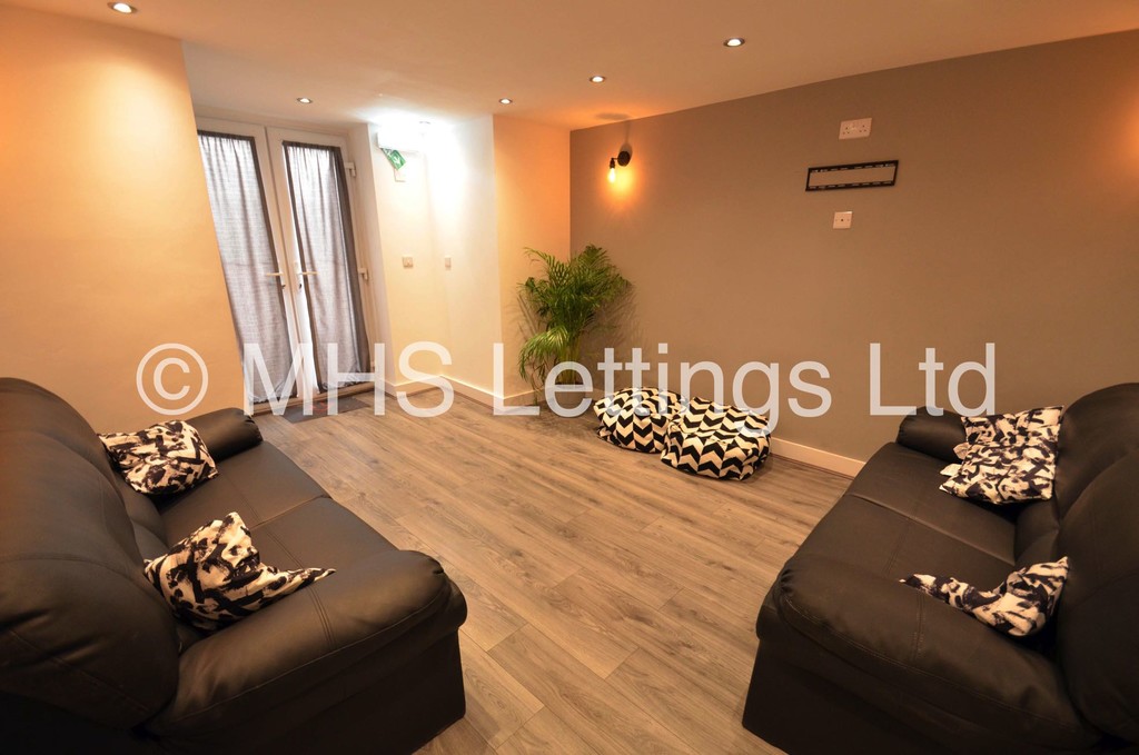Photo of 8 Bedroom Mid Terraced House in 13 Brudenell Avenue, Leeds, LS6 1HD