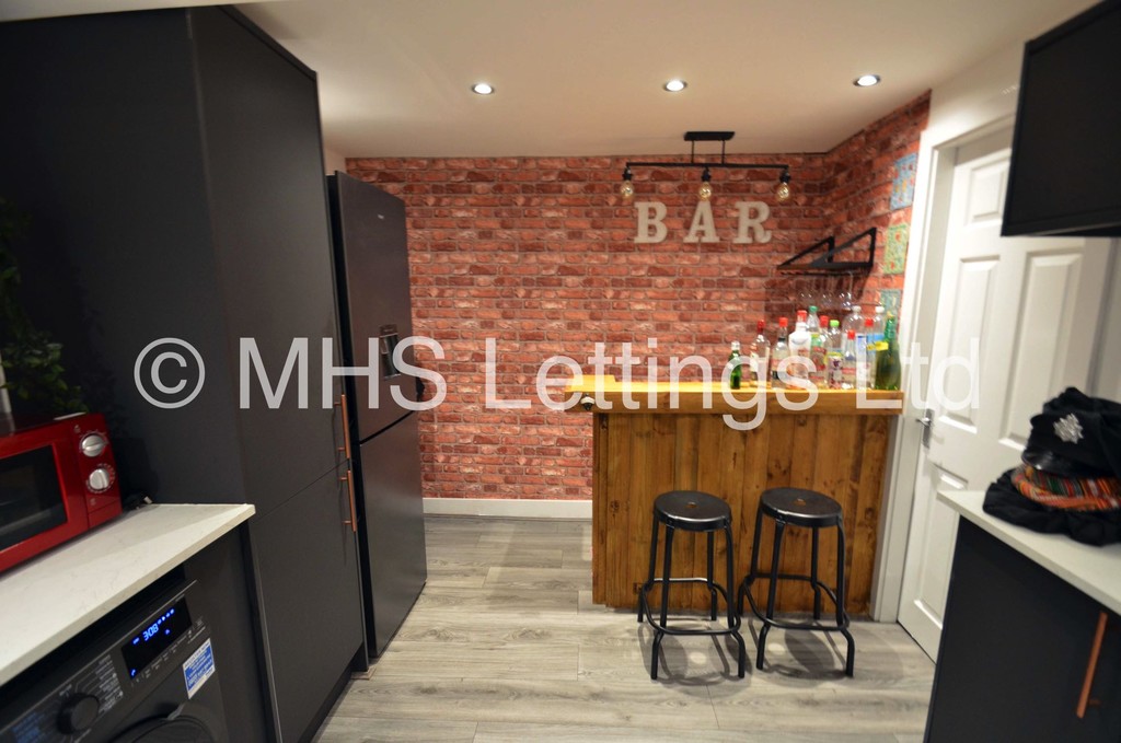 Photo of 8 Bedroom Mid Terraced House in 13 Brudenell Avenue, Leeds, LS6 1HD