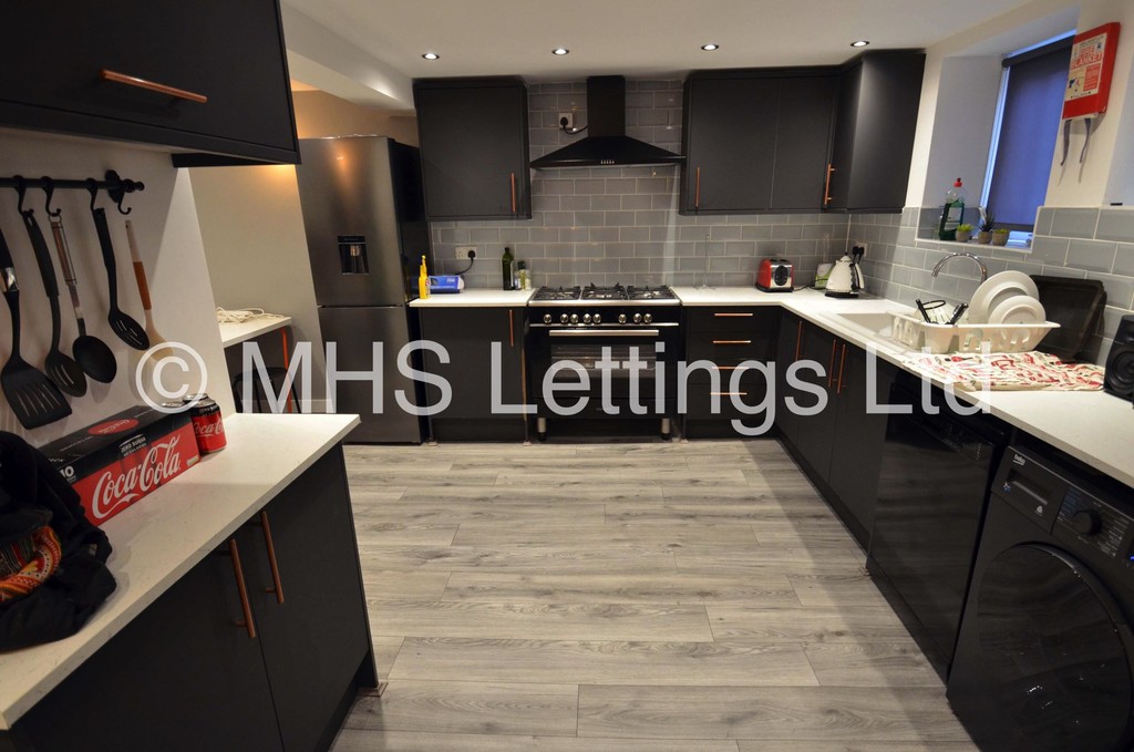 Photo of 8 Bedroom Mid Terraced House in 13 Brudenell Avenue, Leeds, LS6 1HD
