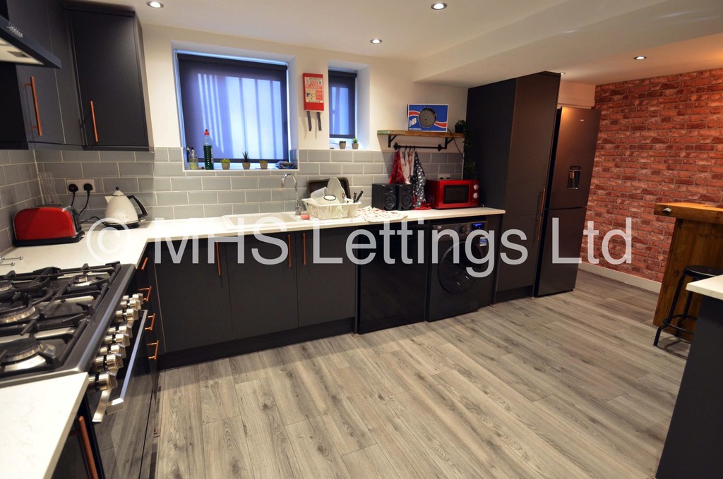Photo of 8 Bedroom Mid Terraced House in 13 Brudenell Avenue, Leeds, LS6 1HD
