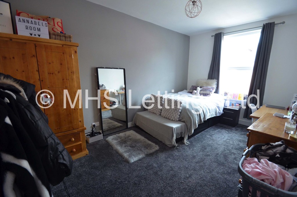 Photo of 8 Bedroom Mid Terraced House in 13 Brudenell Avenue, Leeds, LS6 1HD