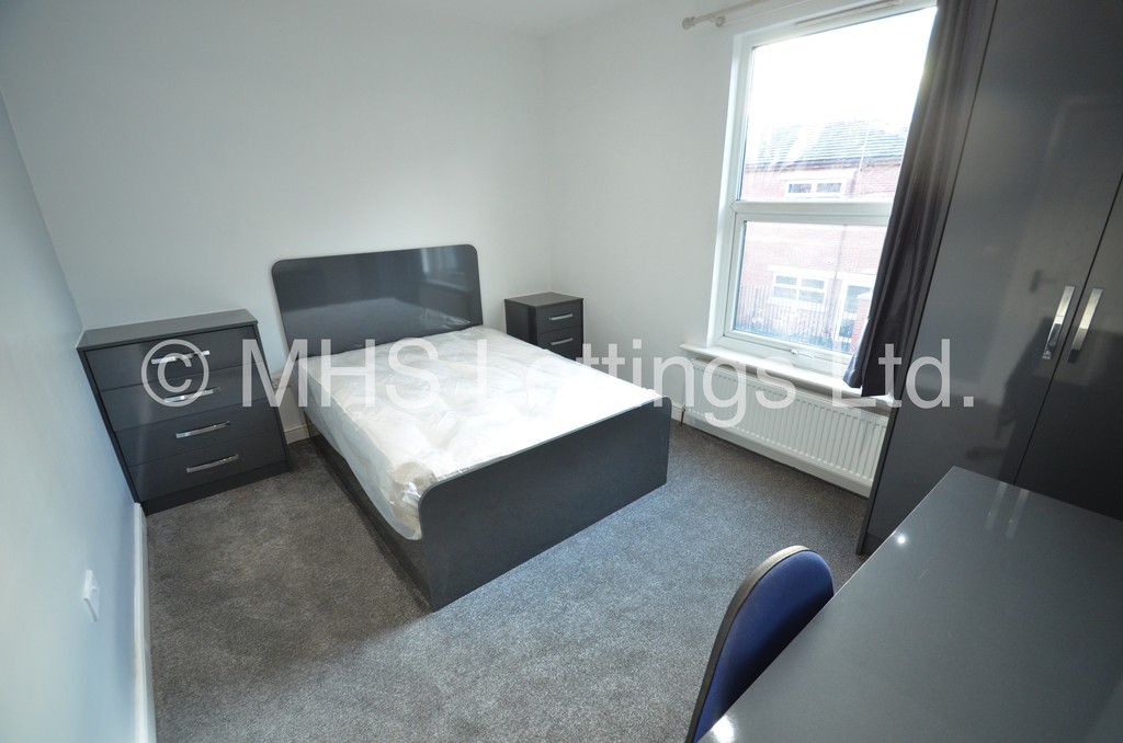 Photo of 4 Bedroom Mid Terraced House in 18 School View, Leeds, LS6 1EN