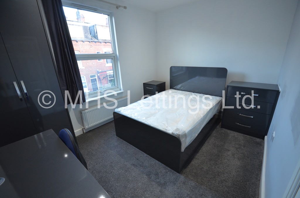 Photo of 4 Bedroom Mid Terraced House in 18 School View, Leeds, LS6 1EN