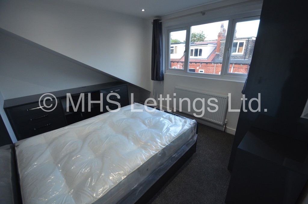 Photo of 4 Bedroom Mid Terraced House in 18 School View, Leeds, LS6 1EN