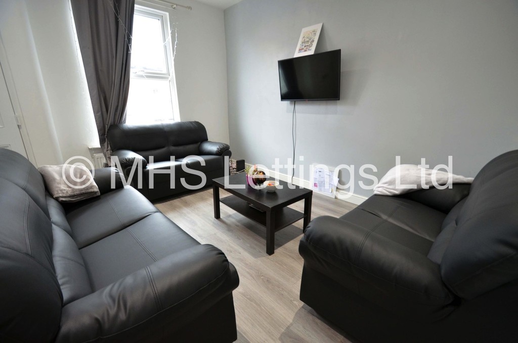 Photo of 4 Bedroom Mid Terraced House in 18 School View, Leeds, LS6 1EN