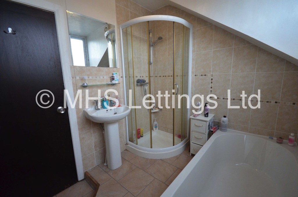 Photo of 7 Bedroom Mid Terraced House in 139 Brudenell Road, Leeds, LS6 1LS