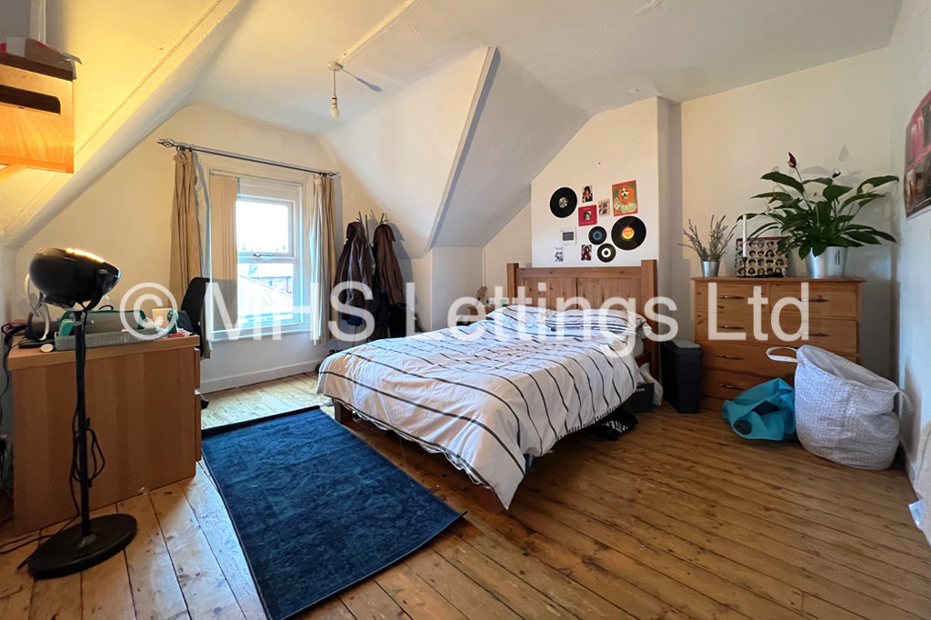 Photo of 7 Bedroom Mid Terraced House in 139 Brudenell Road, Leeds, LS6 1LS