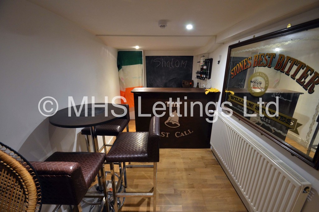Photo of 7 Bedroom Mid Terraced House in 139 Brudenell Road, Leeds, LS6 1LS