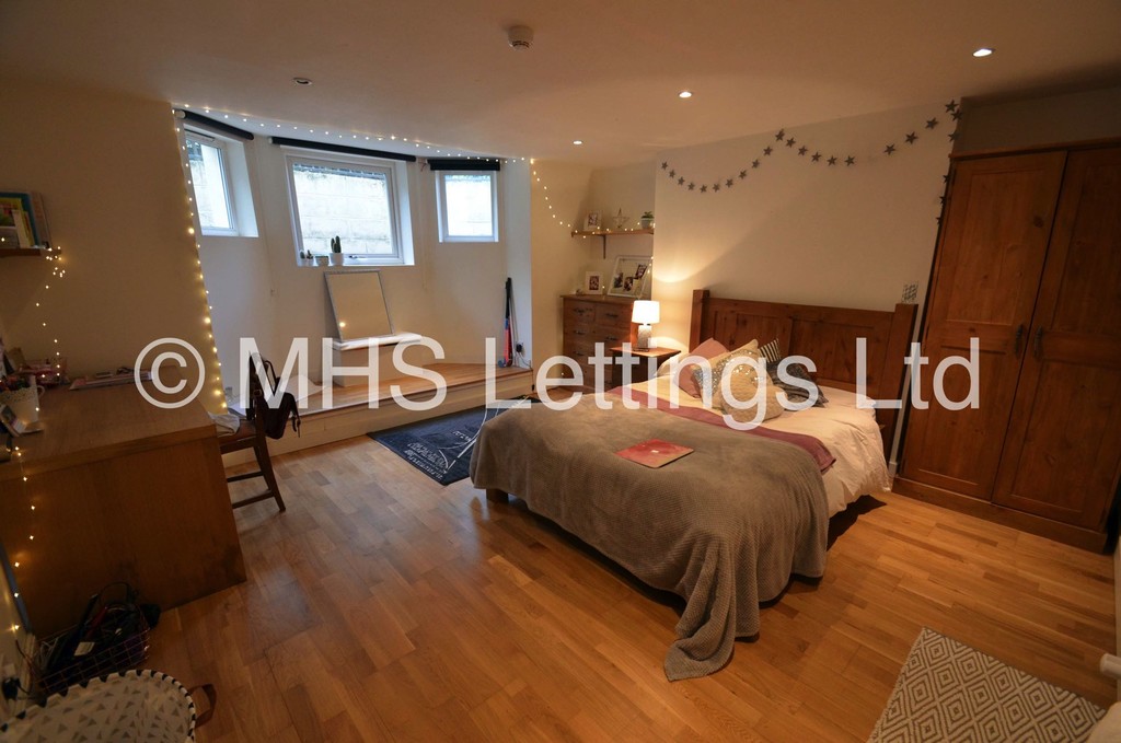 Photo of 7 Bedroom Mid Terraced House in 139 Brudenell Road, Leeds, LS6 1LS