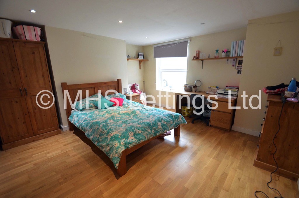 Photo of 7 Bedroom Mid Terraced House in 139 Brudenell Road, Leeds, LS6 1LS