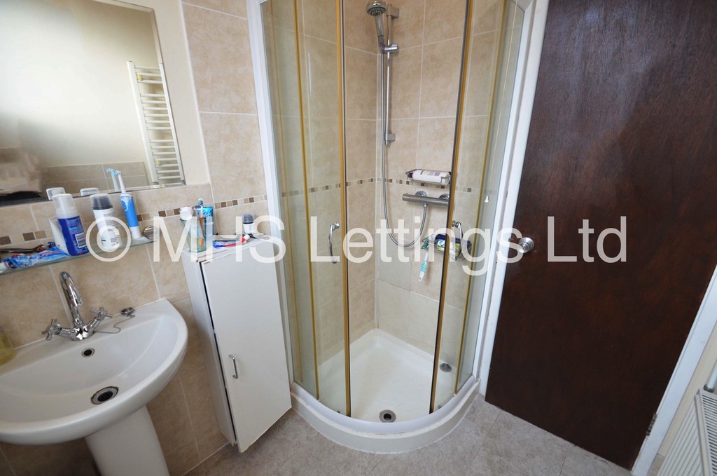 Photo of 7 Bedroom Mid Terraced House in 139 Brudenell Road, Leeds, LS6 1LS