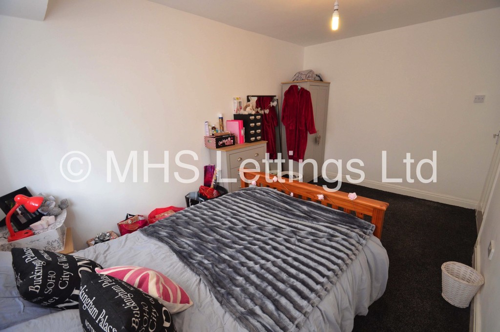 Photo of 2 Bedroom Mid Terraced House in 22 Park View Avenue, Leeds, LS4 2LH