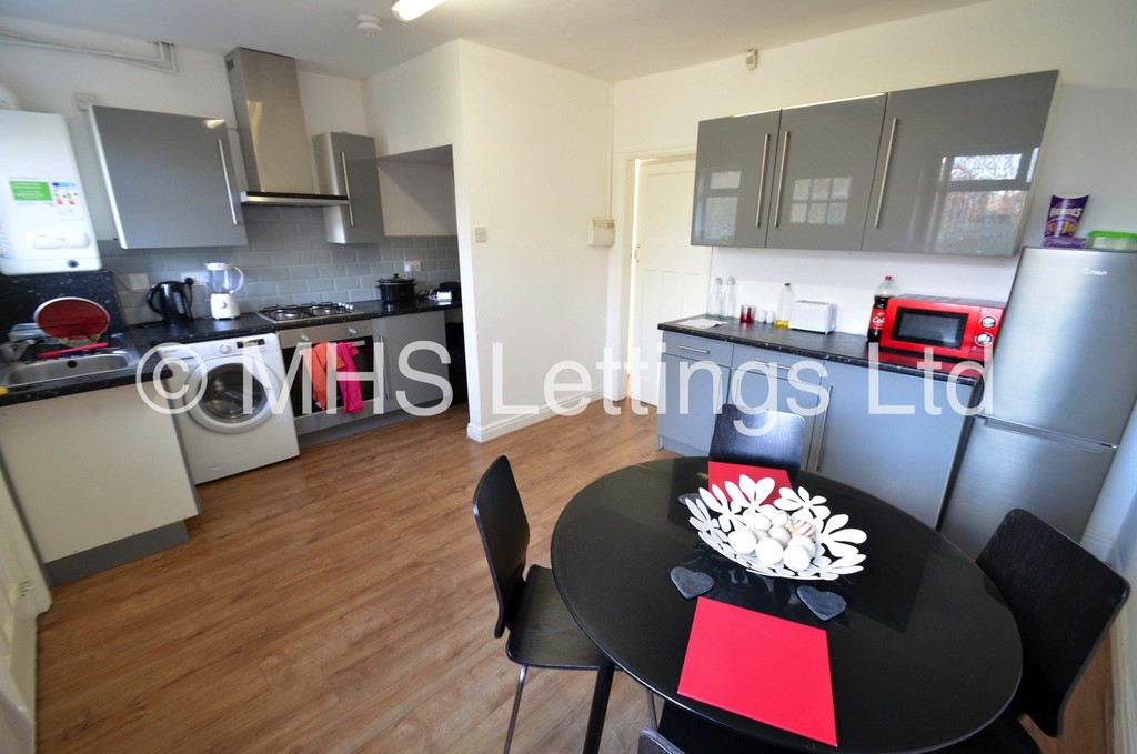 Photo of 2 Bedroom Mid Terraced House in 22 Park View Avenue, Leeds, LS4 2LH