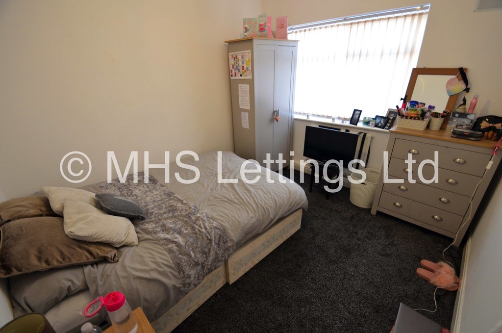 Photo of 2 Bedroom Mid Terraced House in 22 Park View Avenue, Leeds, LS4 2LH