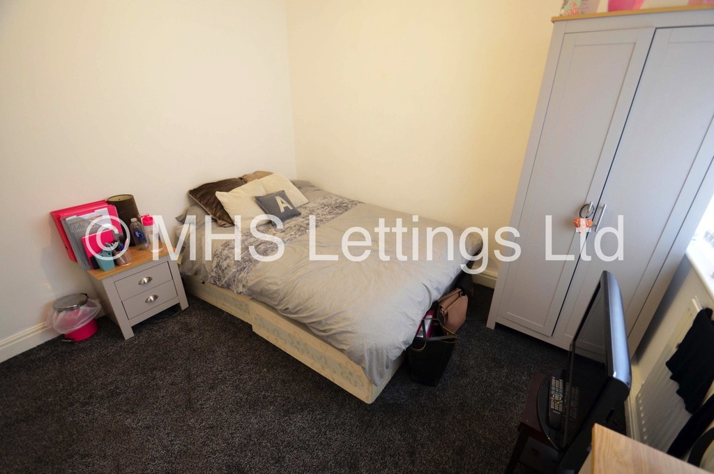 Photo of 2 Bedroom Mid Terraced House in 22 Park View Avenue, Leeds, LS4 2LH