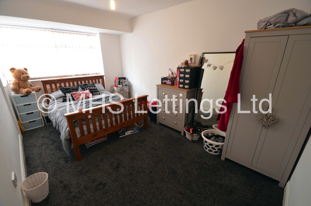 Photo of 2 Bedroom Mid Terraced House in 22 Park View Avenue, Leeds, LS4 2LH