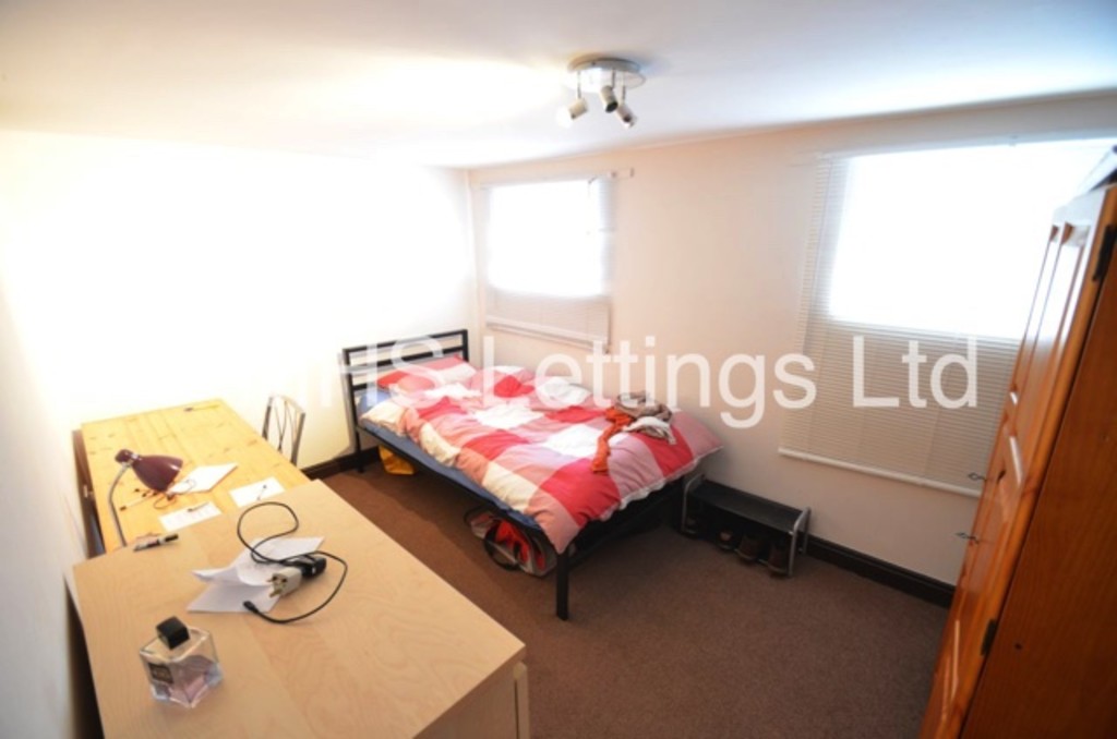 Photo of 2 Bedroom Ground Floor Flat in 1 Brookfield Place, Leeds, LS6 4EH