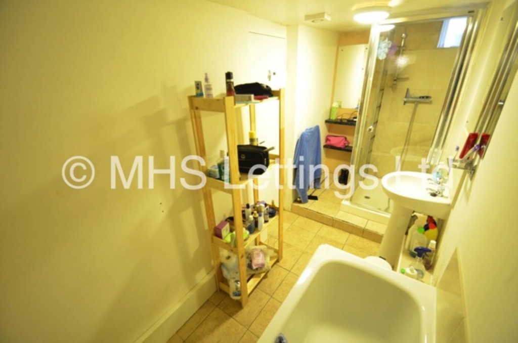 Photo of 2 Bedroom Ground Floor Flat in 1 Brookfield Place, Leeds, LS6 4EH