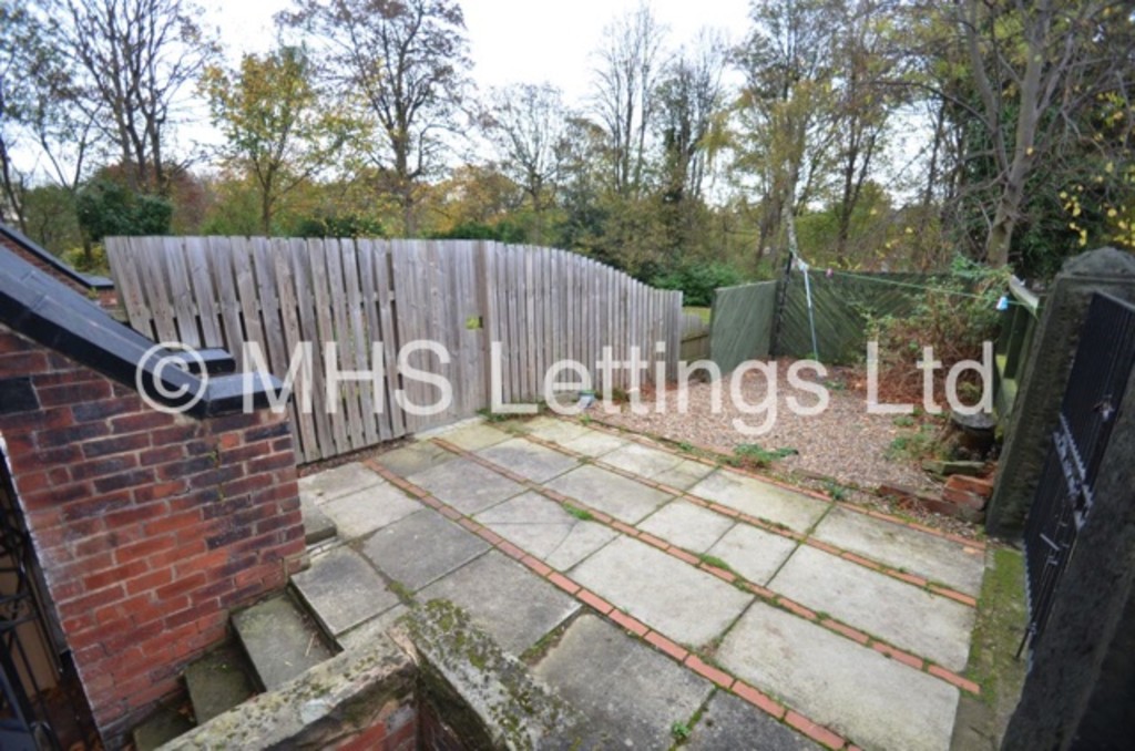 Photo of 2 Bedroom Ground Floor Flat in 1 Brookfield Place, Leeds, LS6 4EH