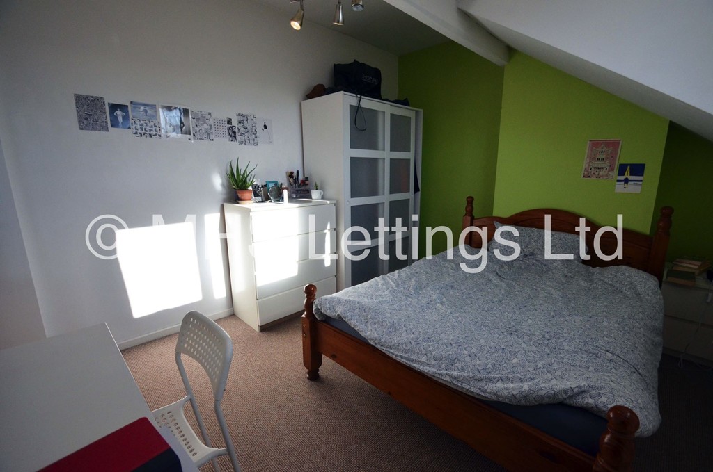 Photo of 4 Bedroom End Terraced House in 12 Harold Walk, Leeds, LS6 1PS