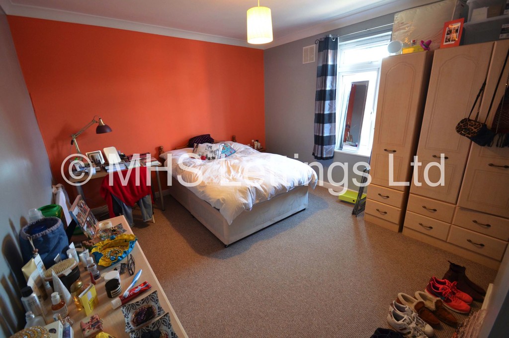 Photo of 4 Bedroom End Terraced House in 12 Harold Walk, Leeds, LS6 1PS