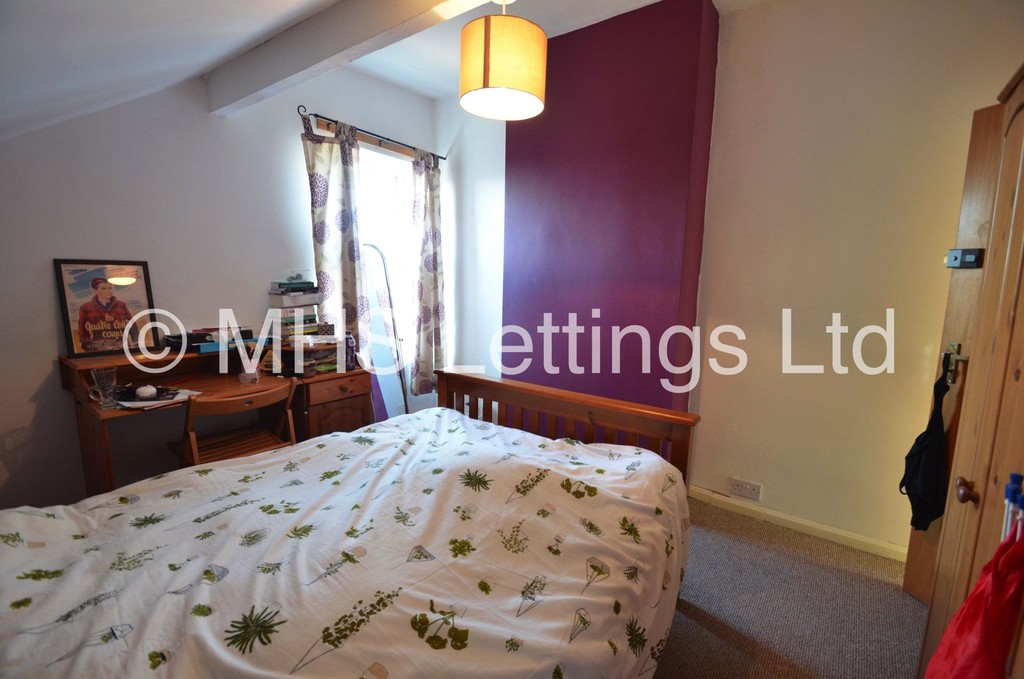 Photo of 4 Bedroom End Terraced House in 12 Harold Walk, Leeds, LS6 1PS
