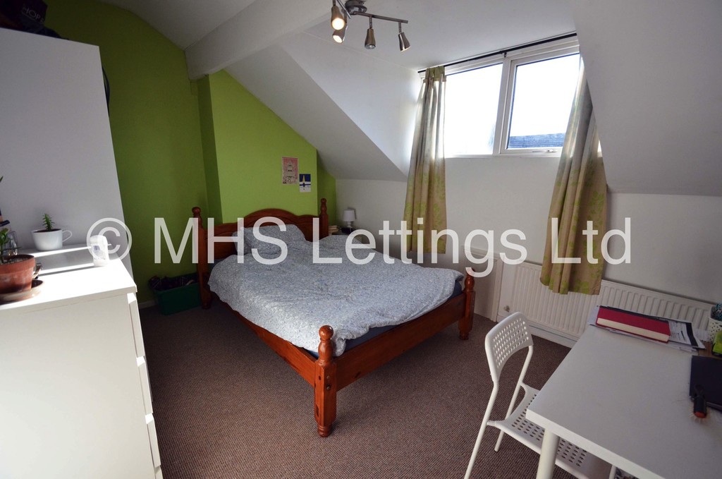 Photo of 4 Bedroom End Terraced House in 12 Harold Walk, Leeds, LS6 1PS