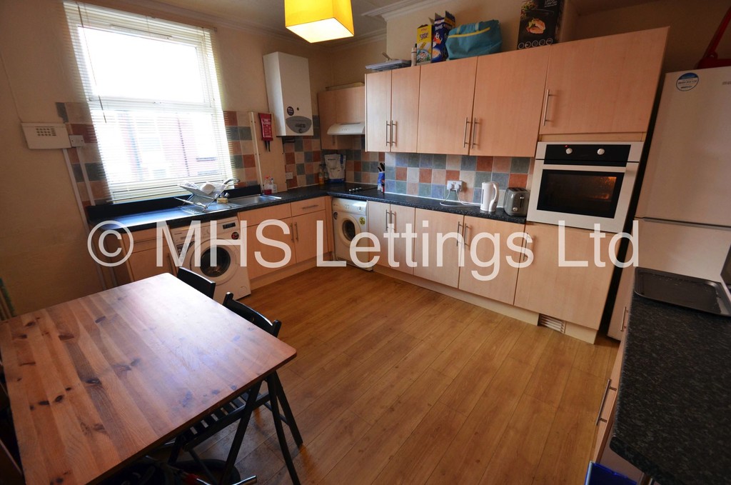 Photo of 4 Bedroom End Terraced House in 19 Harold Mount, Leeds, LS6 1PW