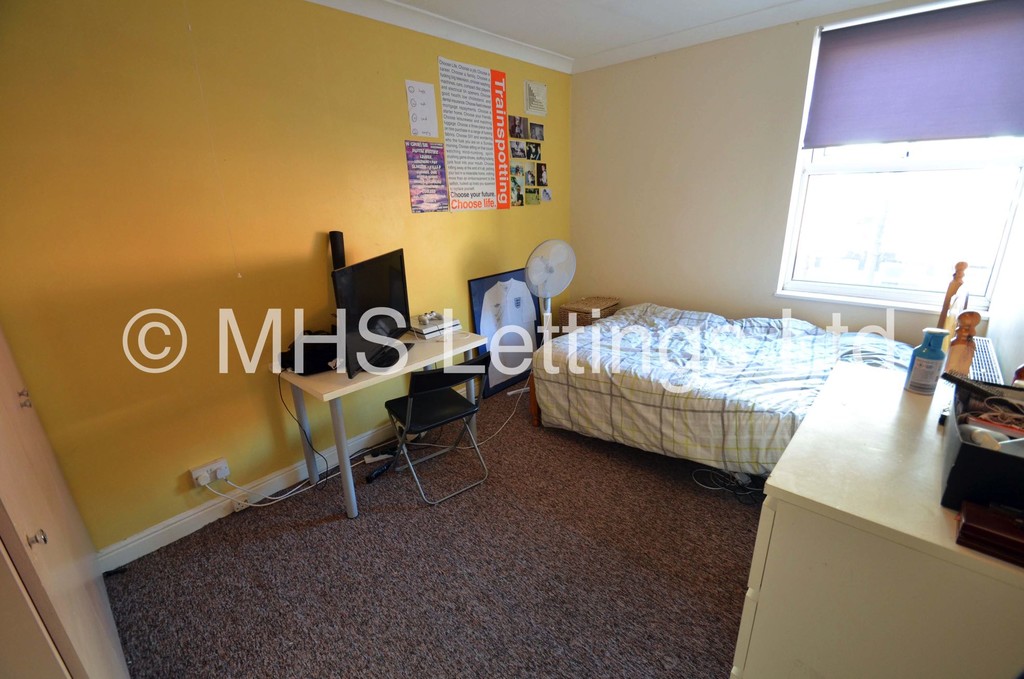 Photo of 4 Bedroom End Terraced House in 19 Harold Mount, Leeds, LS6 1PW