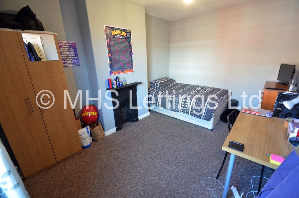 Photo of 4 Bedroom End Terraced House in 19 Harold Mount, Leeds, LS6 1PW