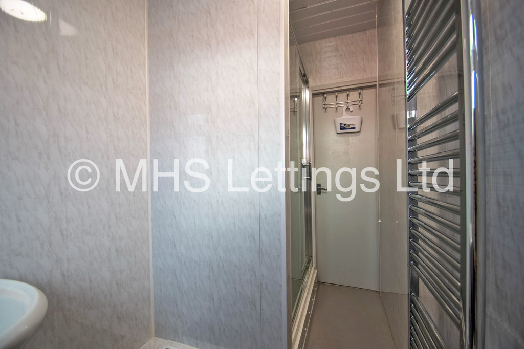 Photo of 4 Bedroom End Terraced House in 19 Harold Mount, Leeds, LS6 1PW