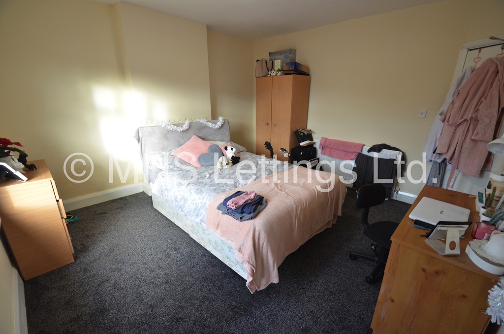 Photo of 7 Bedroom End Terraced House in 80 Estcourt Avenue, Leeds, LS6 3ET