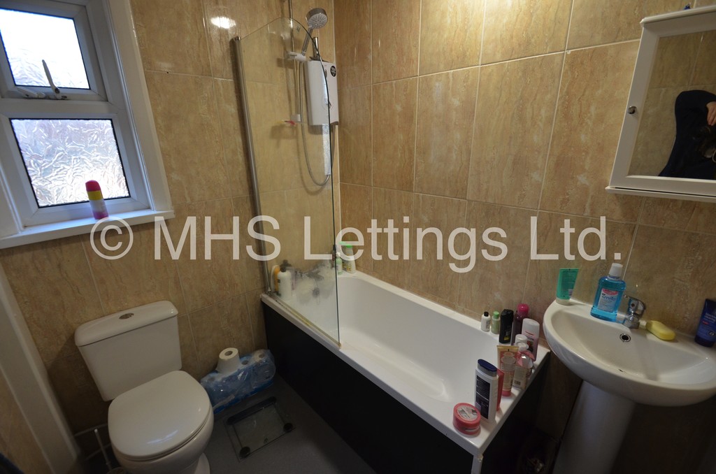Photo of 7 Bedroom End Terraced House in 80 Estcourt Avenue, Leeds, LS6 3ET
