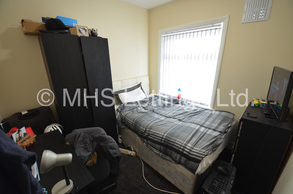 Photo of 7 Bedroom End Terraced House in 80 Estcourt Avenue, Leeds, LS6 3ET