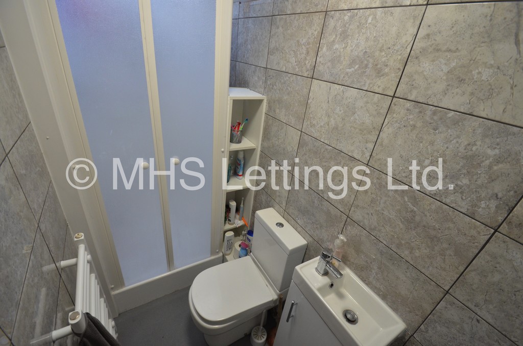 Photo of 7 Bedroom End Terraced House in 80 Estcourt Avenue, Leeds, LS6 3ET