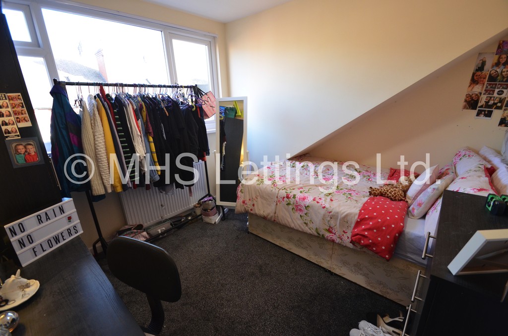 Photo of 7 Bedroom End Terraced House in 80 Estcourt Avenue, Leeds, LS6 3ET