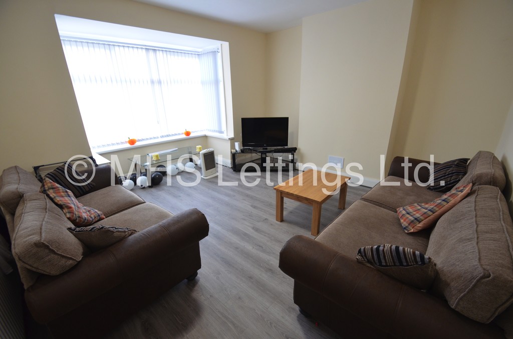Photo of 7 Bedroom End Terraced House in 80 Estcourt Avenue, Leeds, LS6 3ET