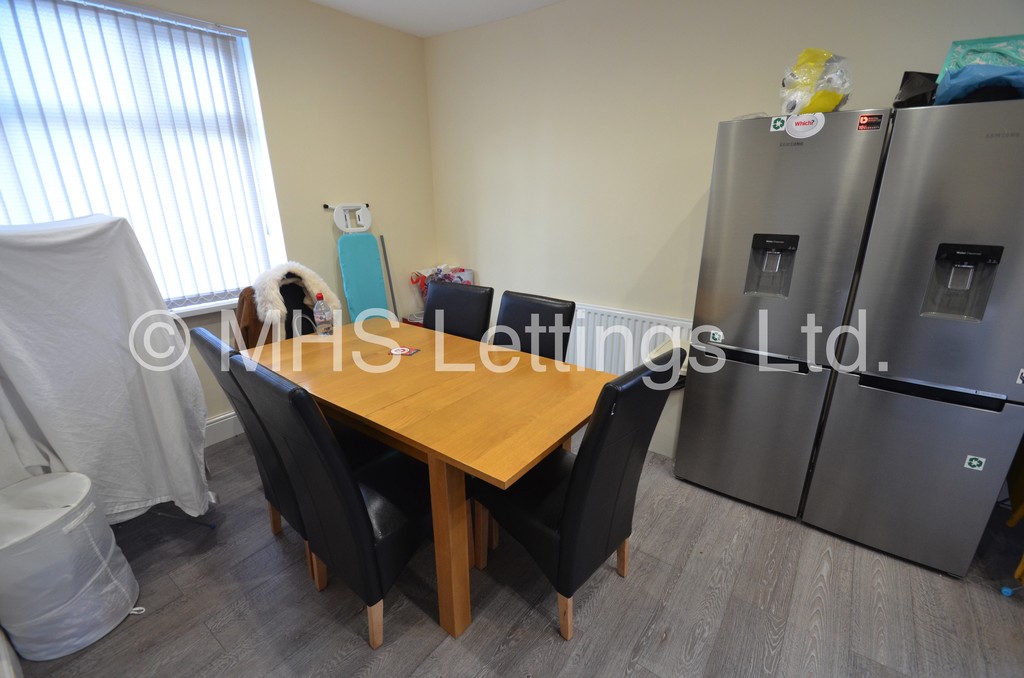 Photo of 7 Bedroom End Terraced House in 80 Estcourt Avenue, Leeds, LS6 3ET