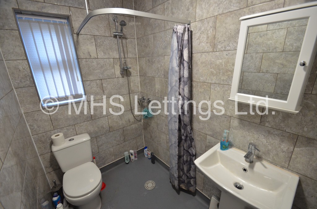 Photo of 7 Bedroom End Terraced House in 80 Estcourt Avenue, Leeds, LS6 3ET