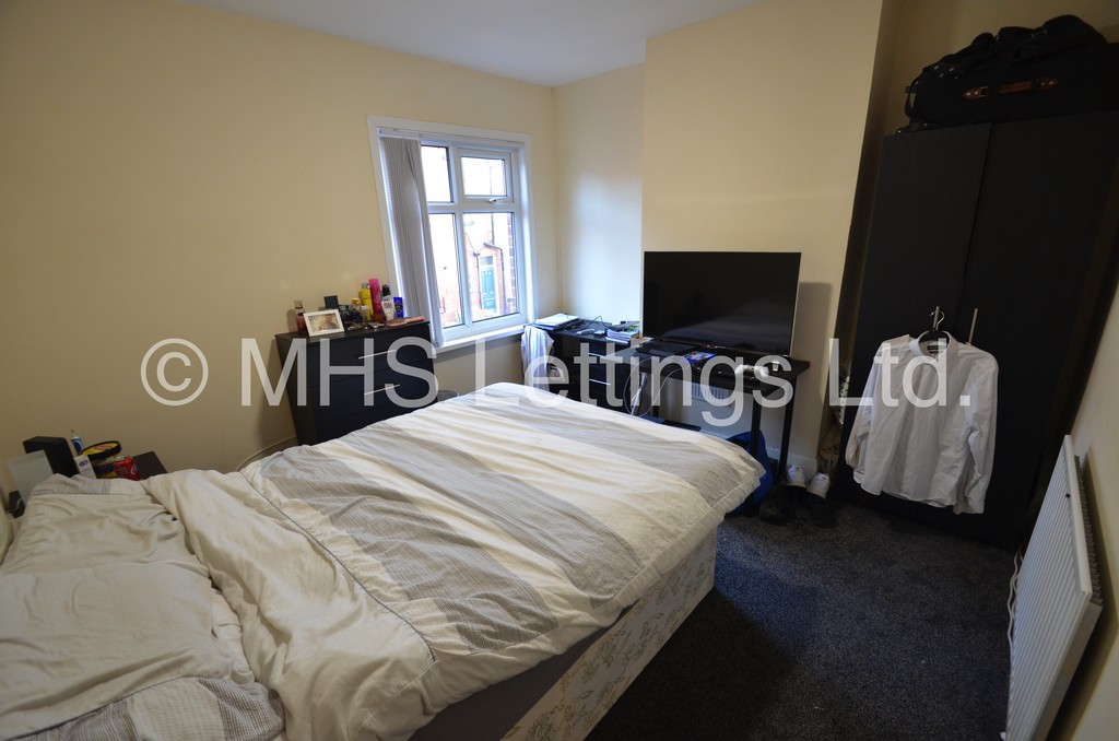 Photo of 7 Bedroom End Terraced House in 80 Estcourt Avenue, Leeds, LS6 3ET