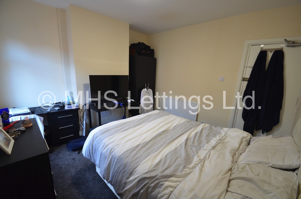 Photo of 7 Bedroom End Terraced House in 80 Estcourt Avenue, Leeds, LS6 3ET