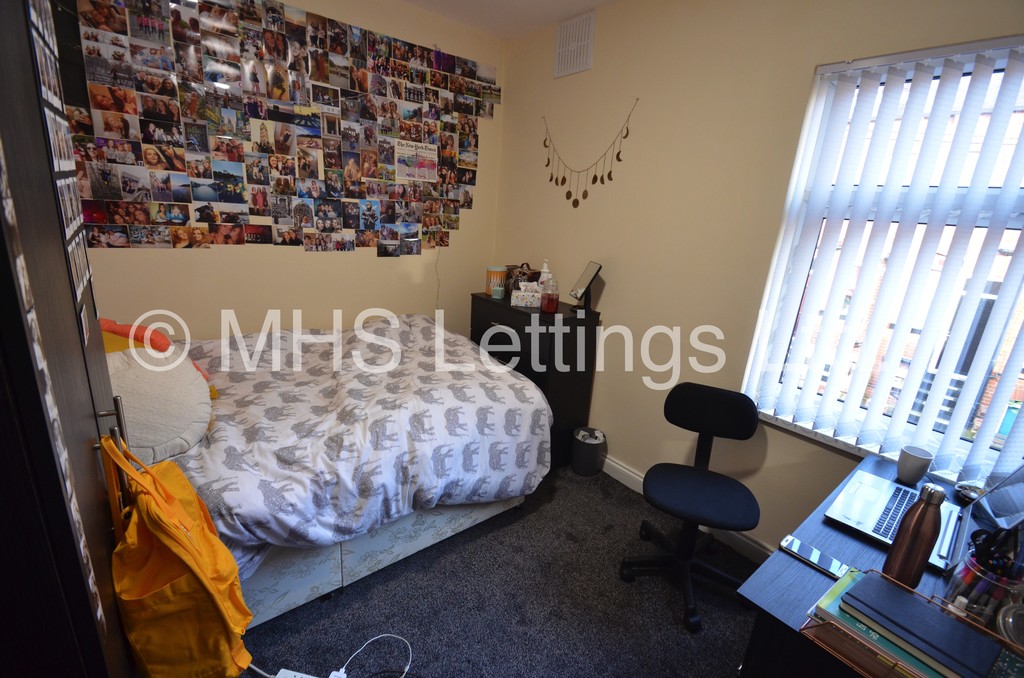 Photo of 7 Bedroom End Terraced House in 80 Estcourt Avenue, Leeds, LS6 3ET