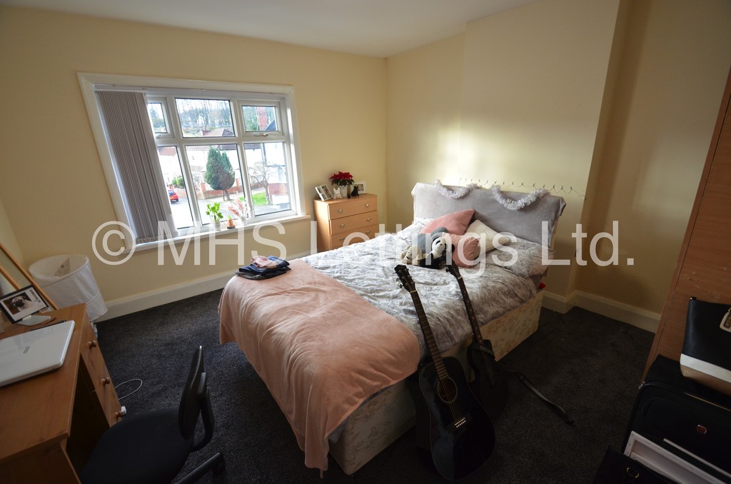 Photo of 7 Bedroom End Terraced House in 80 Estcourt Avenue, Leeds, LS6 3ET