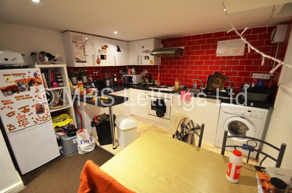 Photo of 2 Bedroom Mid Terraced House in 14 Harold Place, Leeds, LS6 1PQ