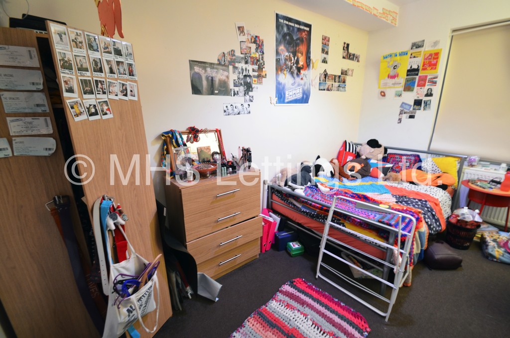 Photo of 2 Bedroom Mid Terraced House in 14 Harold Place, Leeds, LS6 1PQ